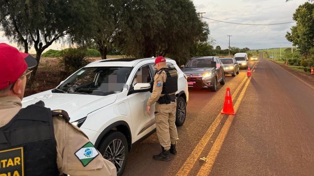 Operação Lei Seca flagra 23 infrações e prende condutor embriagado na PR-180, em Cascavel