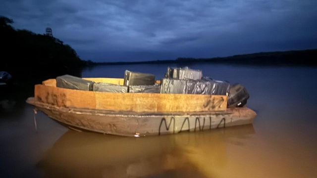 PF, PC e PM apreendem embarcação com 50 caixas de cigarros contrabandeados em Itaipulândia