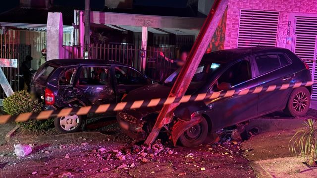 Motorista perde o controle, arranca poste e atinge carro estacionado em grave acidente no Morumbi, em Cascavel