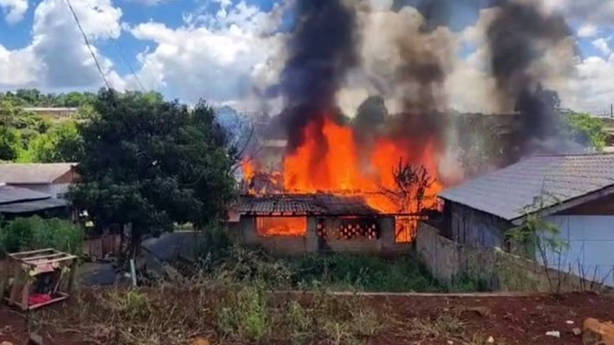 Incêndio em duas residências mobiliza brigadistas voluntários em Três Barras do Paraná