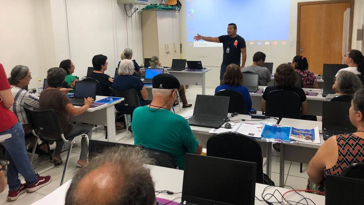 Pessoas acima de 50 anos fazem curso de internet e redes sociais no CCI Morumbi