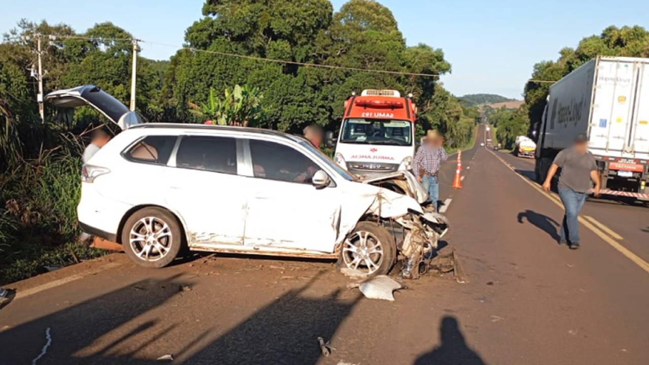 Duas pessoas ficam feridas em forte colisão de trânsito na BR-277 em Guaraniaçu