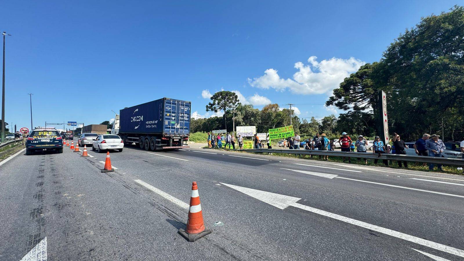 Moradores realizam manifestação na BR-277, contra fechamento de passagem operacional e pedágio