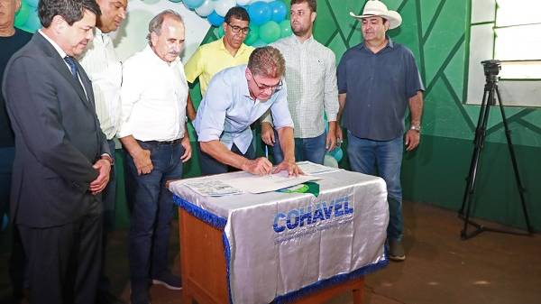 Prefeito Paranhos assina ordem para a construção de 145 moradias em Cascavel