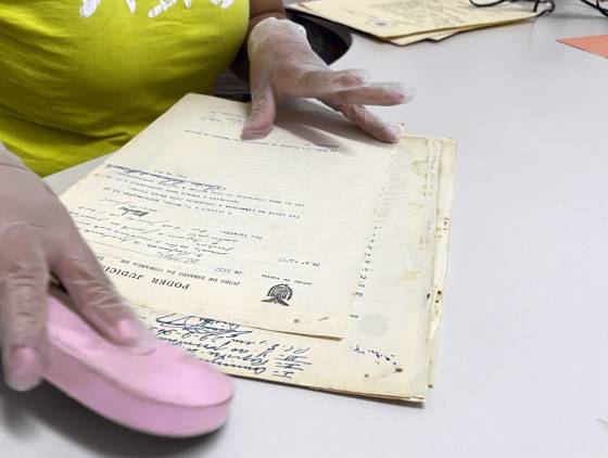 Apenadas atuam em trabalho de recuperação de documentos históricos do sistema prisional do Paraná