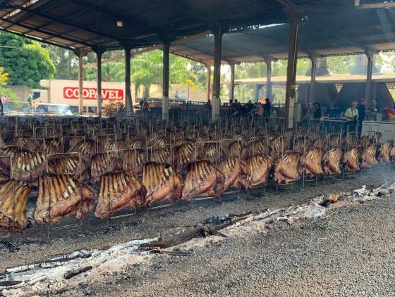 27ª Festa do Costelão assa 20 toneladas de carne na Tradicional Festa do Trabalhador em Cascavel