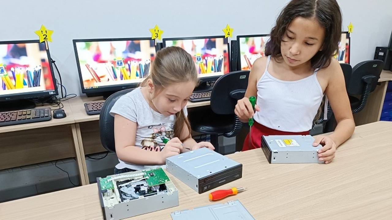 Com criatividade, crianças transformam sucata eletrônica em brinquedo