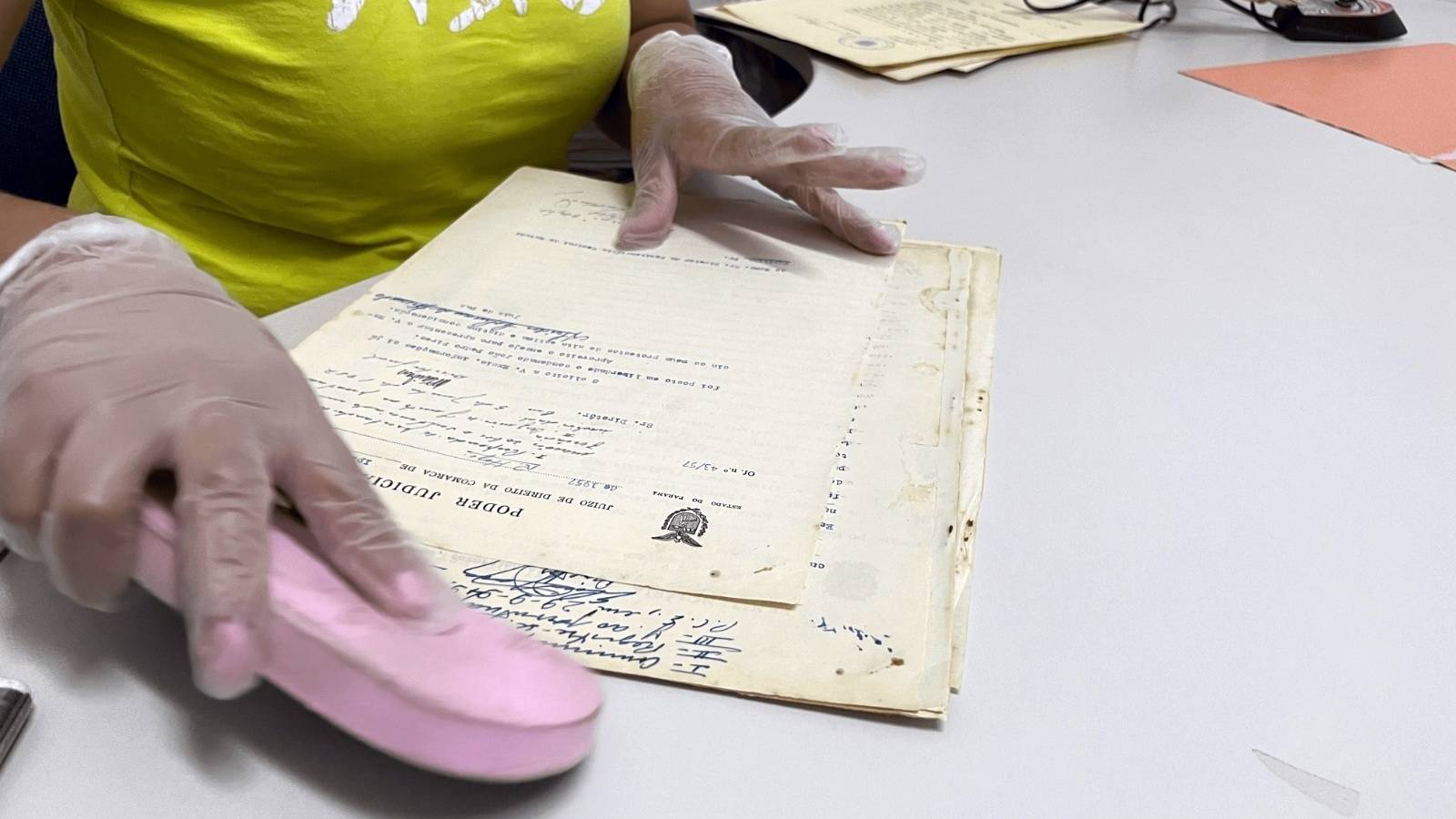 Apenadas atuam em trabalho de recuperação de documentos históricos do sistema prisional do Paraná
