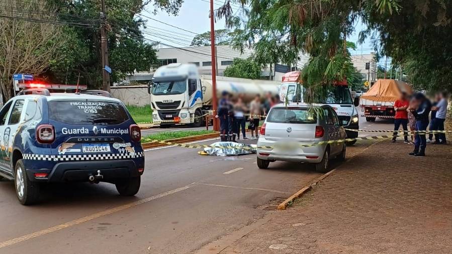 Ciclista de 45 anos morre após ser atropelada por caminhão em Toledo