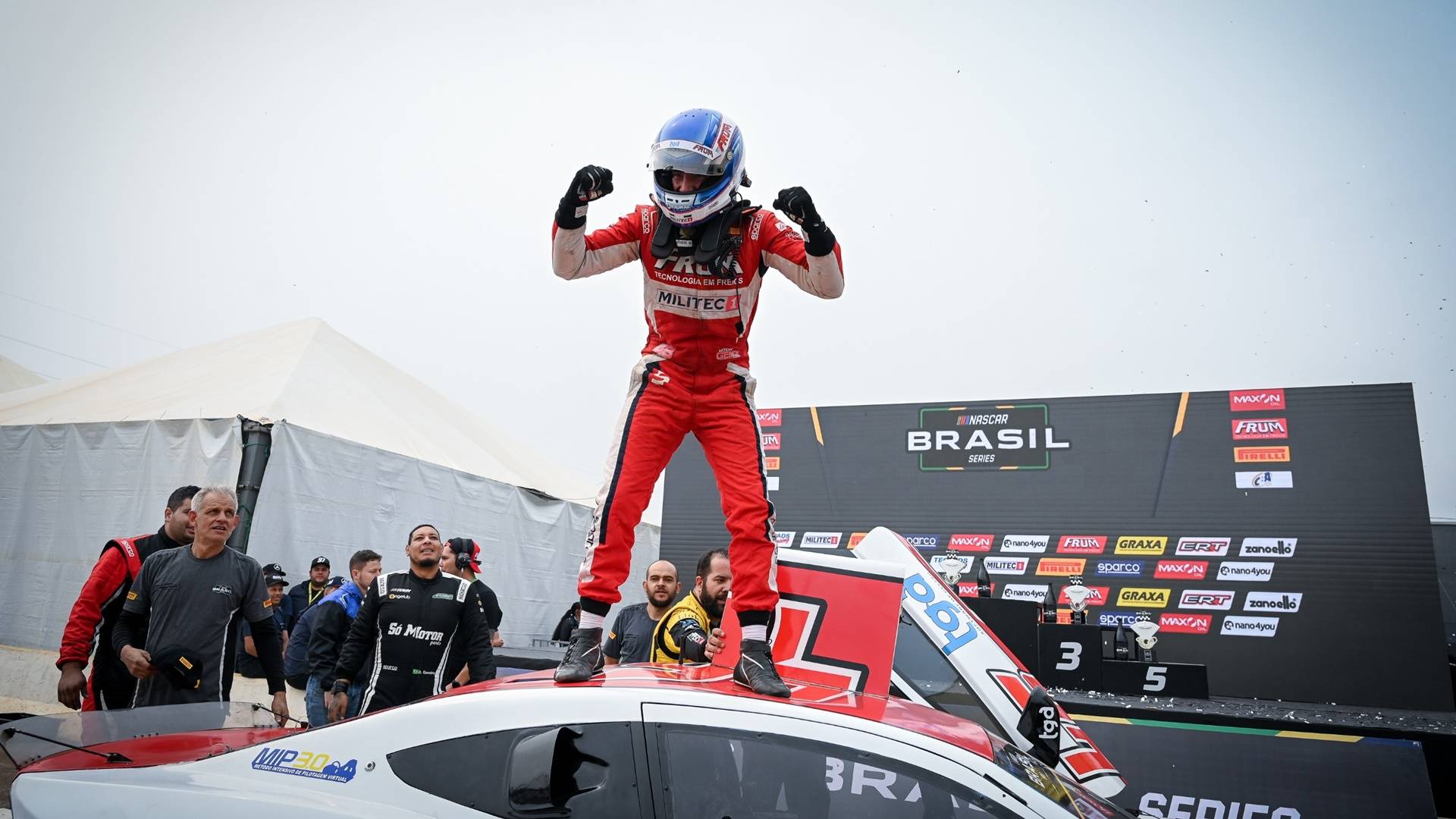 Vitor Genz brilha em etapa histórica da NASCAR Brasil em 100 milhas