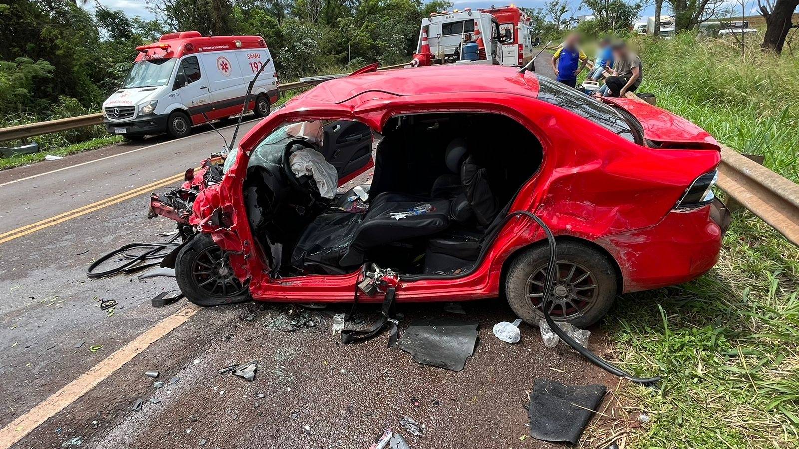 Quatro pessoas ficam gravemente feridas em violenta colisão frontal na BR-369 em Corbélia