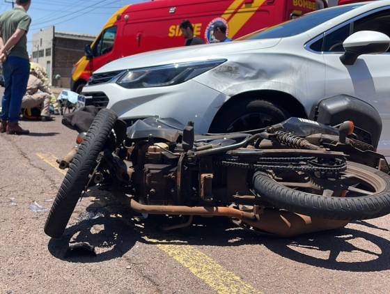 Motociclista fica ferido em colisão de trânsito no Bairro São Cristóvão em Cascavel