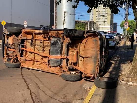 Quatro veículos se envolvem em colisão na Rua Jorge Lacerda, no centro de Cascavel