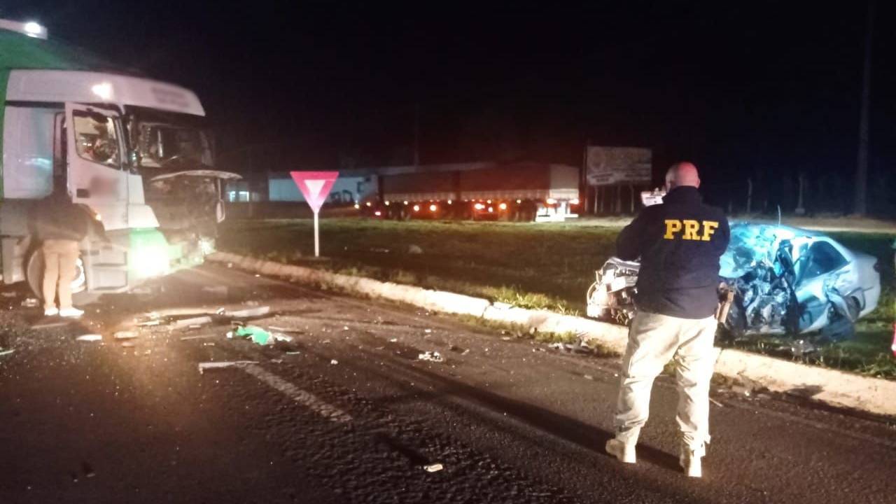 Condutor de 28 anos morre em colisão frontal com caminhão na BR-277 em Laranjeiras do Sul