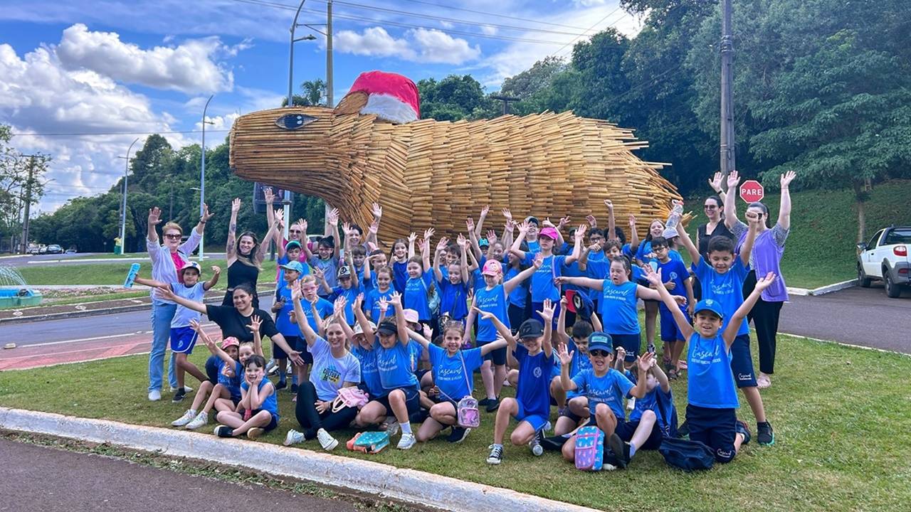 Alunos da rede municipal aprendem sobre elementos da decoração de Natal e sustentabilidade