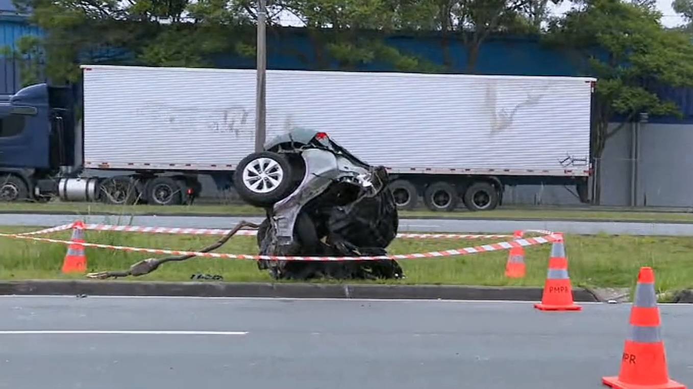 Carro parte ao meio e motorista morre em grave acidente no Paraná