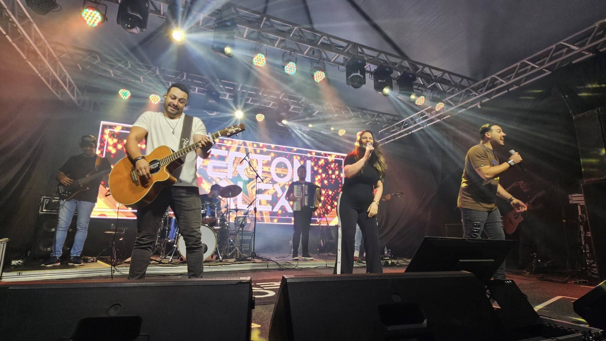 Catanduvas explode em festa com shows de Everton & Alex e Jeferson & Guilherme