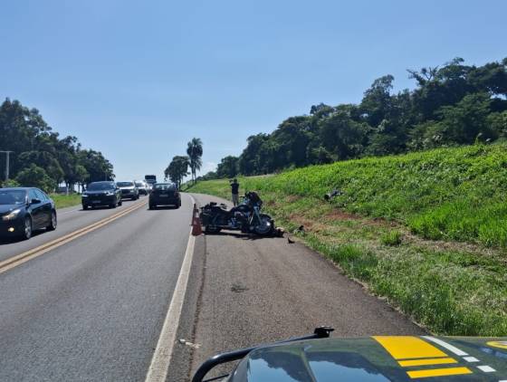 Mulher morre e homem fica gravemente ferido após queda de motocicleta na BR-277, em Céu Azul