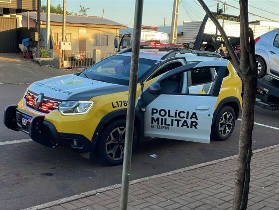 Homem é assassinado a tiros em frente a comércio no Jardim Tarumã, em Cascavel