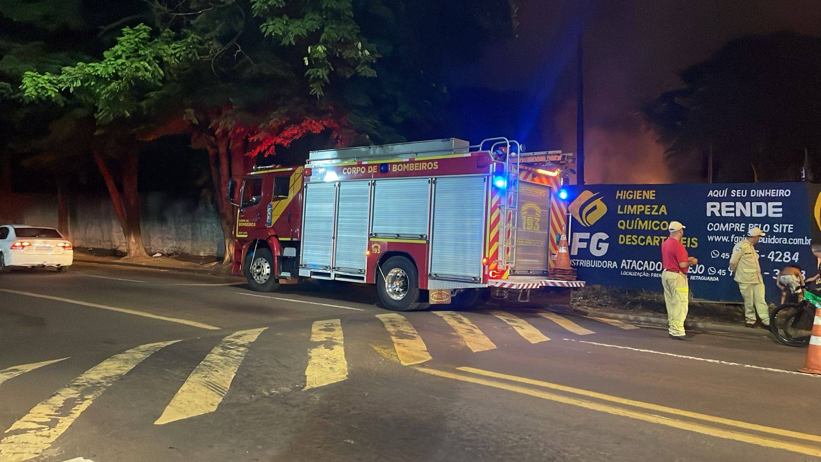 Incêndio em campo de futebol abandonado mobiliza equipes do Corpo de Bombeiros em Cascavel