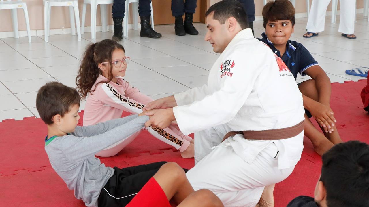 Crianças do Riviera iniciam aulas de artes marciais ministradas pela Guarda Municipal