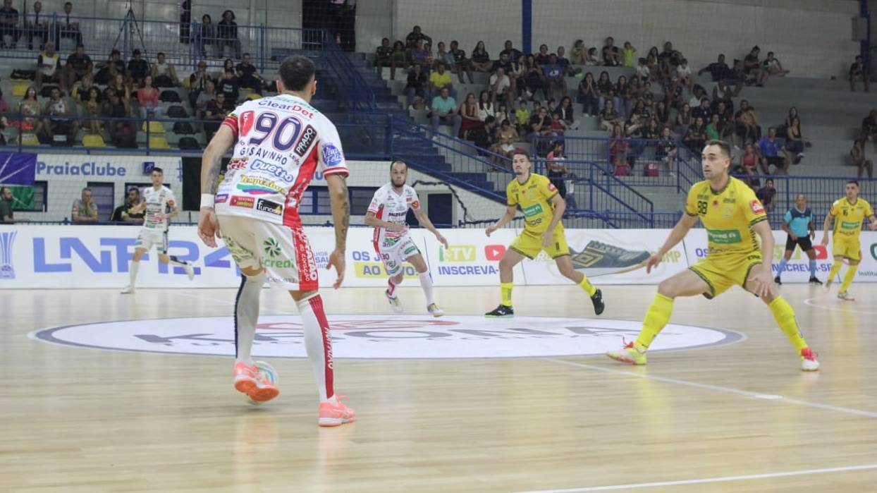 Praia Clube vence Cascavel Futsal por 4 a 2, pela Liga Nacional de Futsal