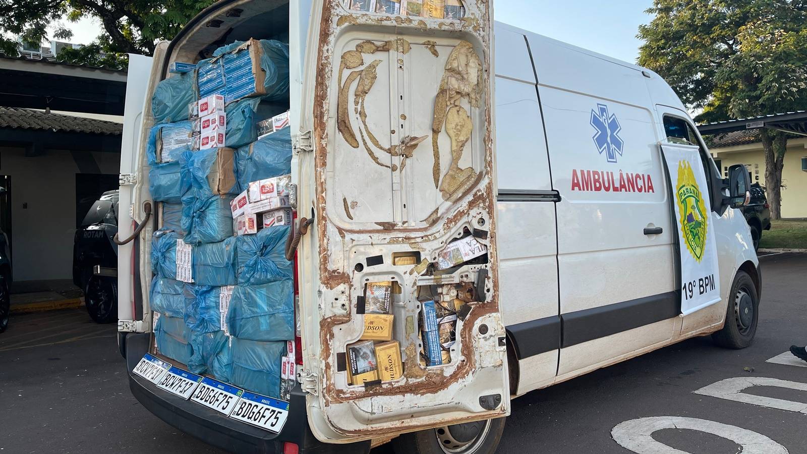 Ambulância "falsa" é flagrada pela PM com 8.500 pacotes de cigarros contrabandeados em Toledo