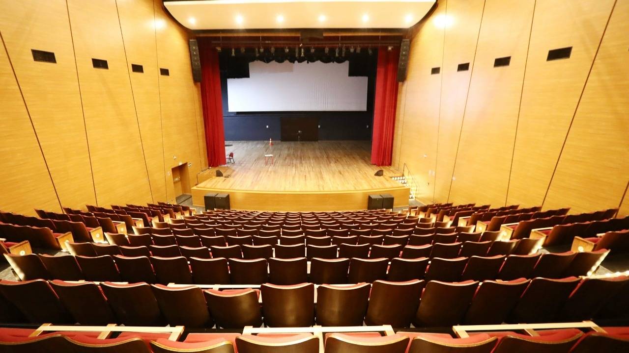 Com obra pronta, Teatro Municipal tem mais espaço entre as poltronas e mais conforto ao público