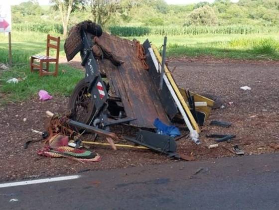 Colisão entre carro e carroça deixa quatro feridos em Guaíra