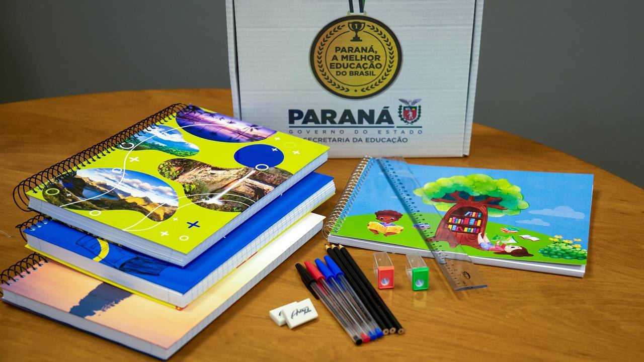 Governo do Paraná inicia entrega de kits de materiais que atenderão alunos da rede estadual em 2025