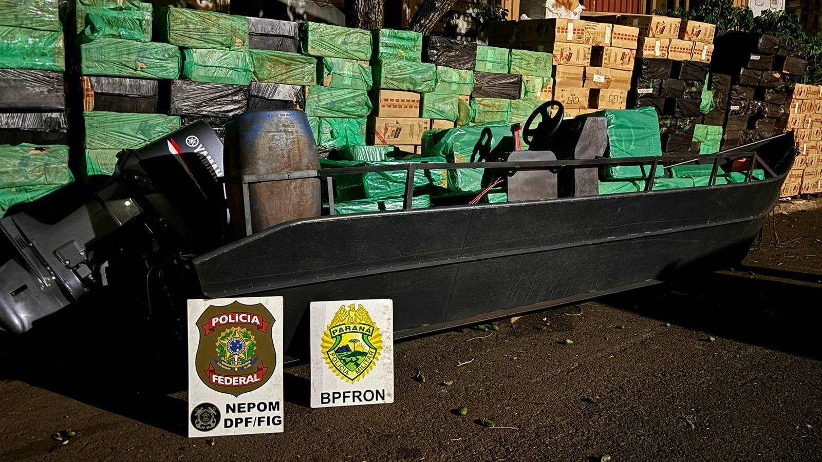 Polícia Federal e Militar apreendem embarcação com carga de cigarros contrabandeados em Itaipulândia