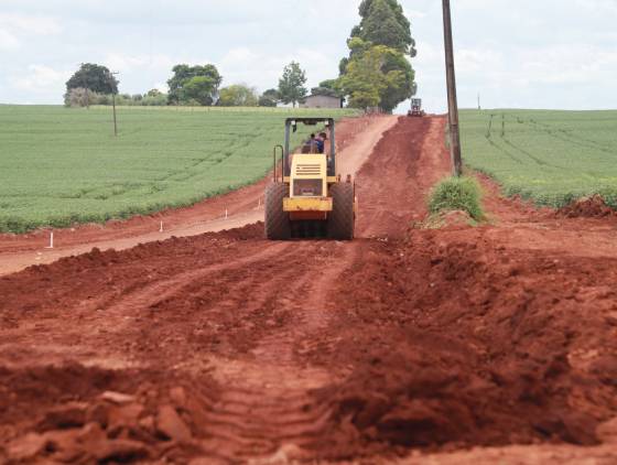 Obras em estradas rurais de Cascavel garantem desenvolvimento para comunidade