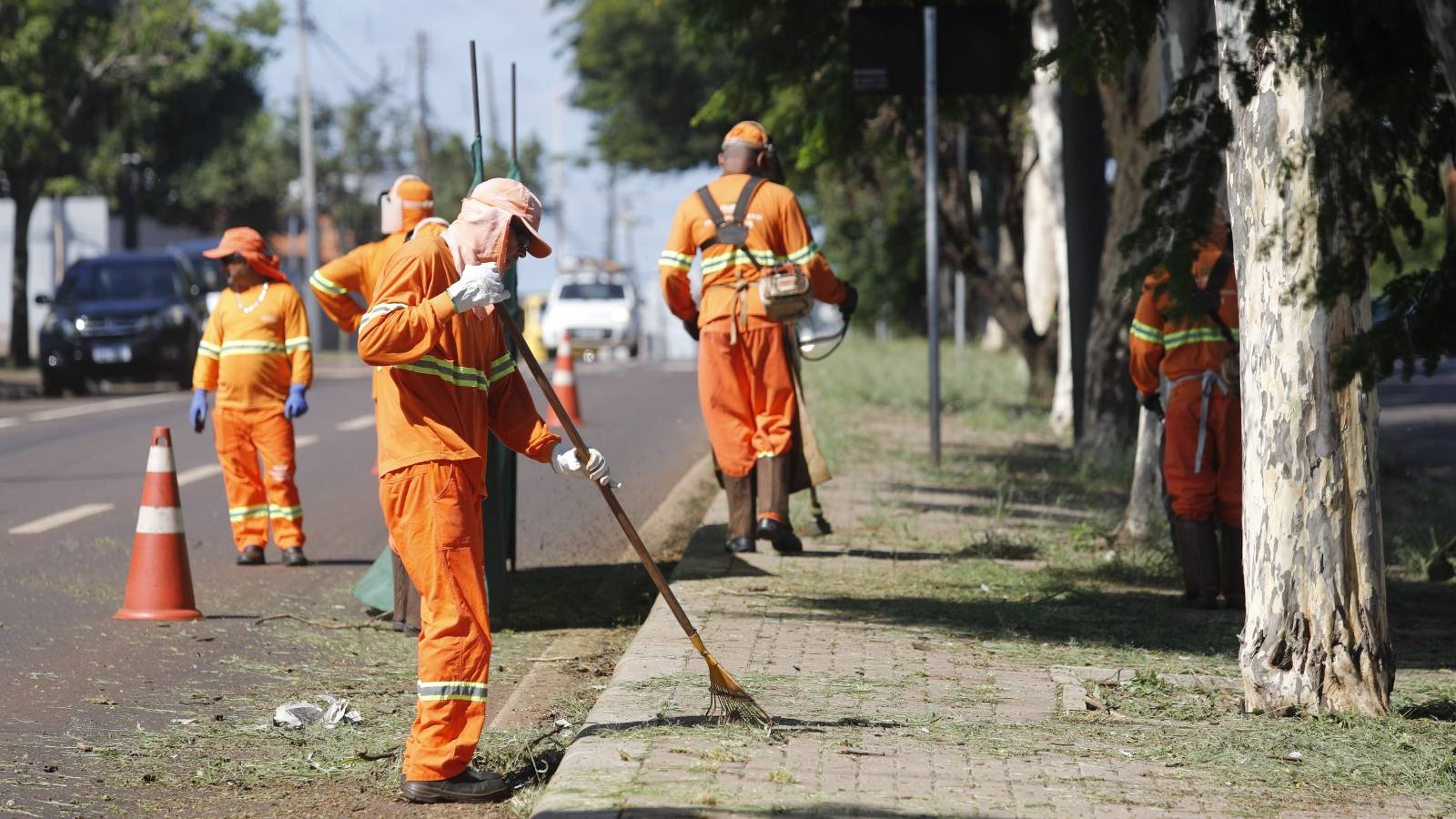 Cidade Limpa: Equipes de zeladoria fazem manutenção de canteiros de avenidas de Cascavel