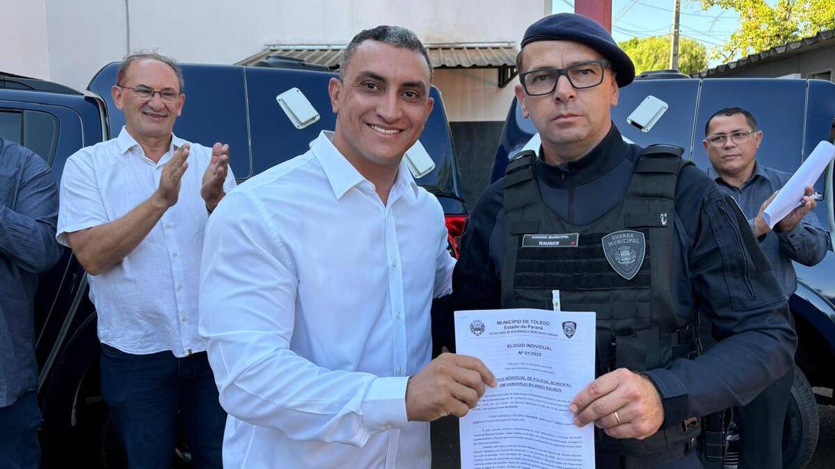 Guarda Municipal de Toledo presta homenagem a Policial Municipal destaque do mês