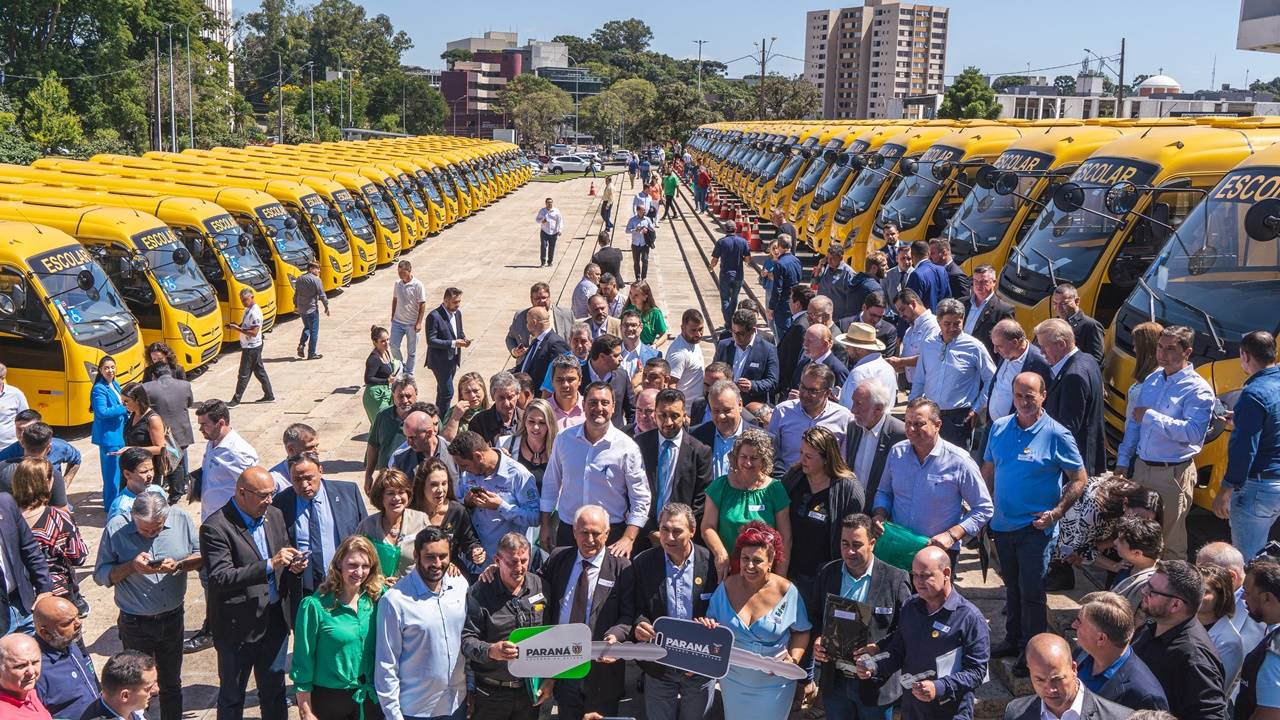 Governador entrega mais 173 ônibus escolares para a rede pública do Paraná