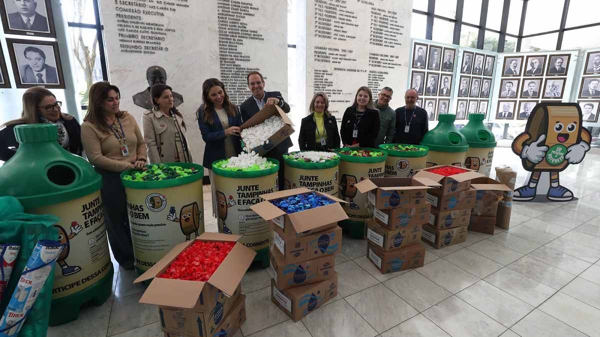 Sanepar entrega mais de 100 quilos de material reciclável para programa da Alep