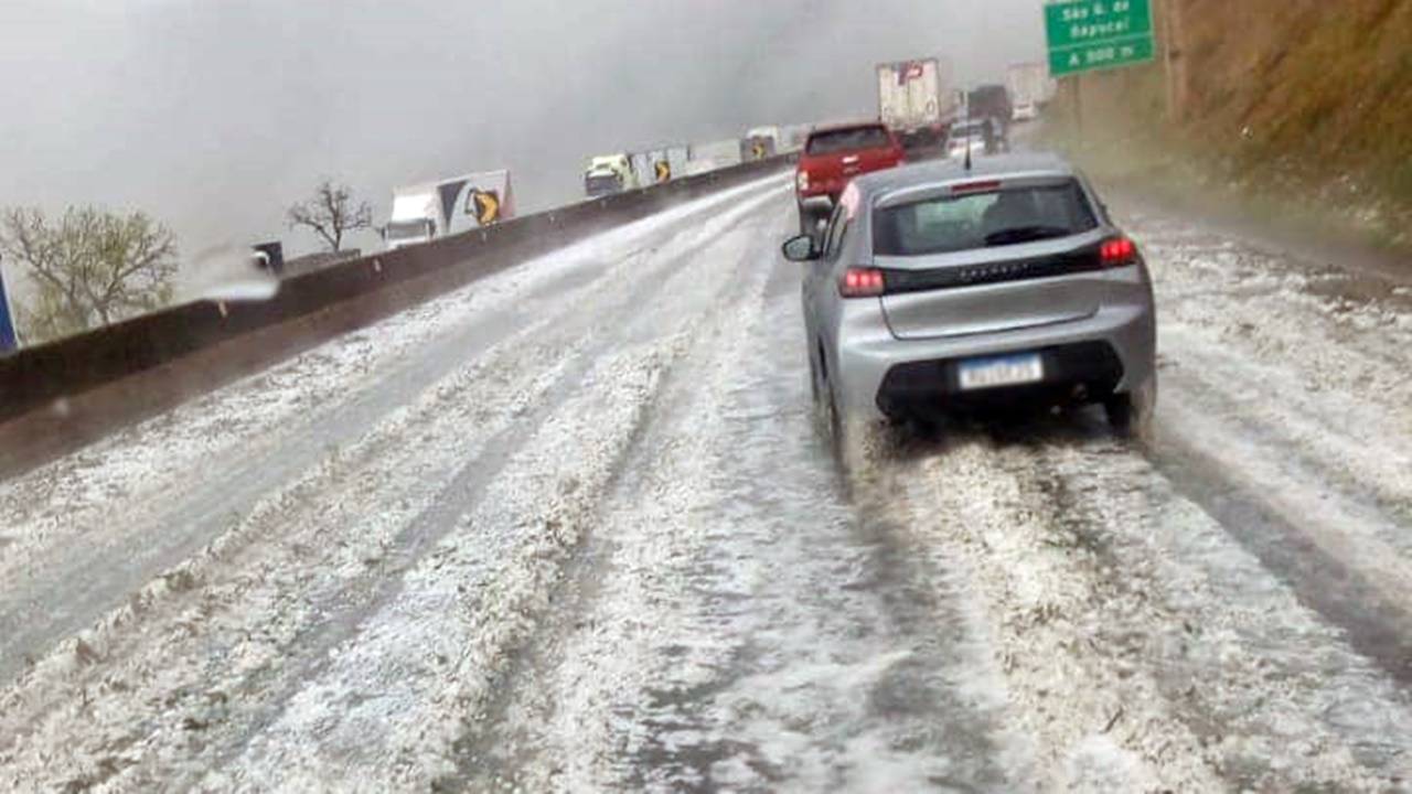 Forte chuva de granizo deixa parte da Fernão Dias 'encoberta com neve' em MG