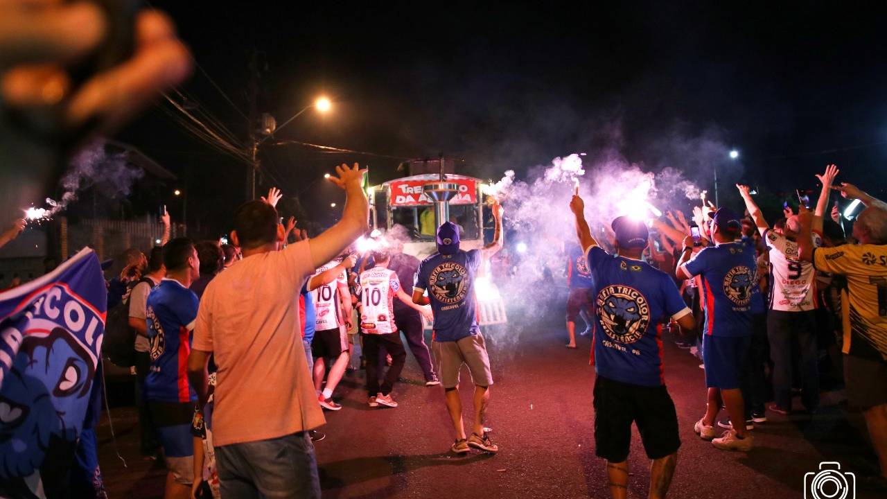 Torcida Tricolor da um "show" para recepcionar o elenco do Cascavel Futsal