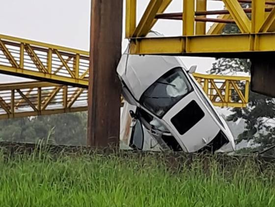 Veículo BMW se envolve em acidente na BR-376 em Ponta Grossa