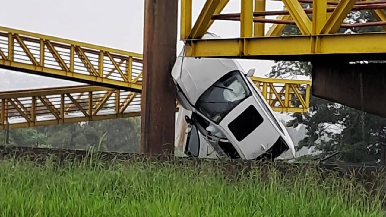 Veículo BMW se envolve em acidente na BR-376 em Ponta Grossa