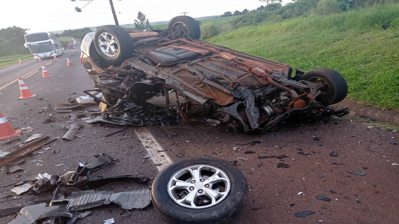 Colisão frontal entre Hyundai Tucson e ônibus deixa uma pessoa morte e feridos na BR-277 em Cascavel