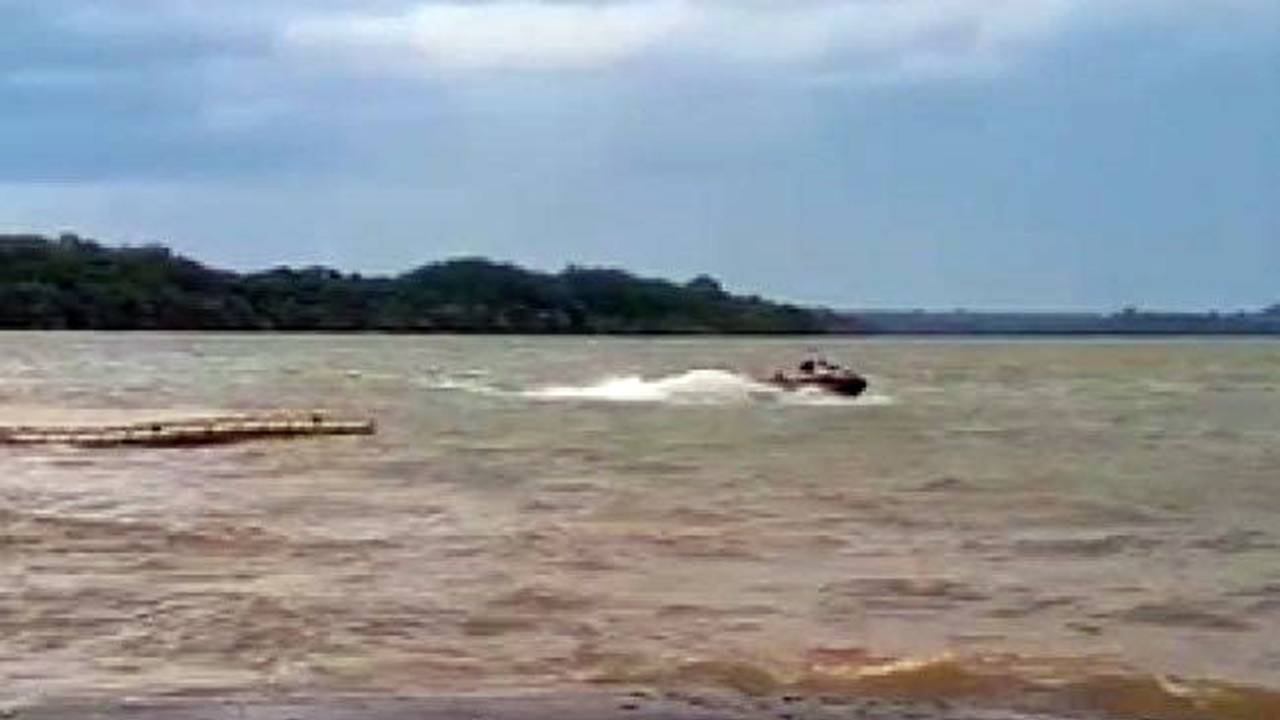 Pescadores são resgatados após embarcação naufragar e ficarem à deriva em Itaipulândia