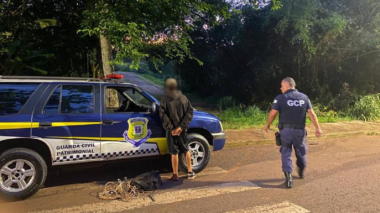 Guarda Civil Patrimonial é detém homem tentando furtar bateria de veículo oficial em Cascavel