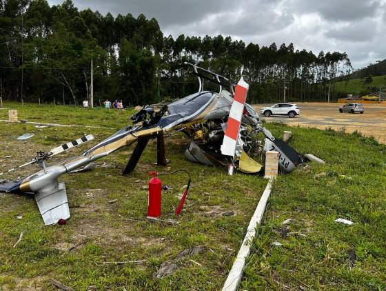 Helicóptero cai em Penha e deixa duas feridas; cinco pessoas a bordo são resgatadas