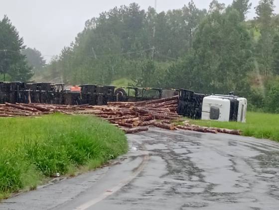 Caminhão tomba na BR-153 em Tibagi, causando lentidão no trânsito