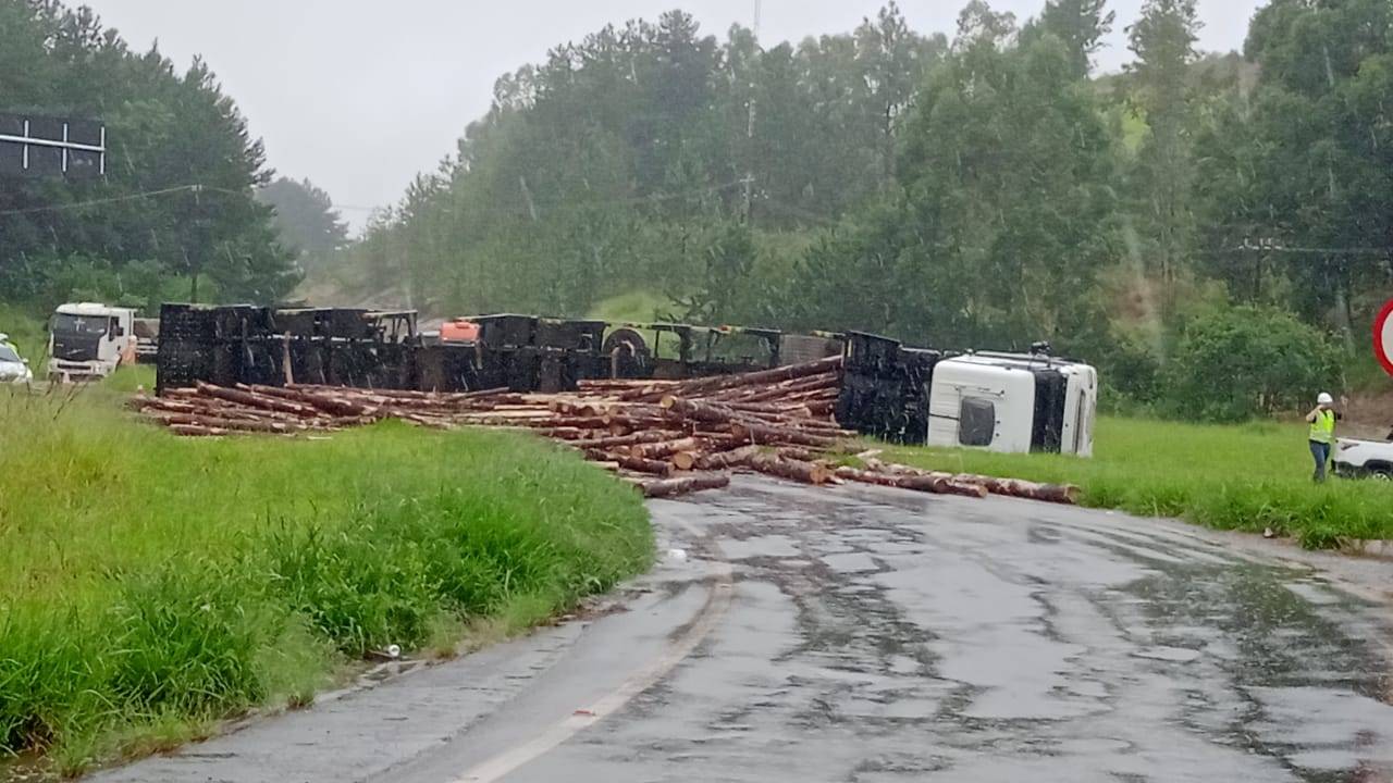 Caminhão tomba na BR-153 em Tibagi, causando lentidão no trânsito