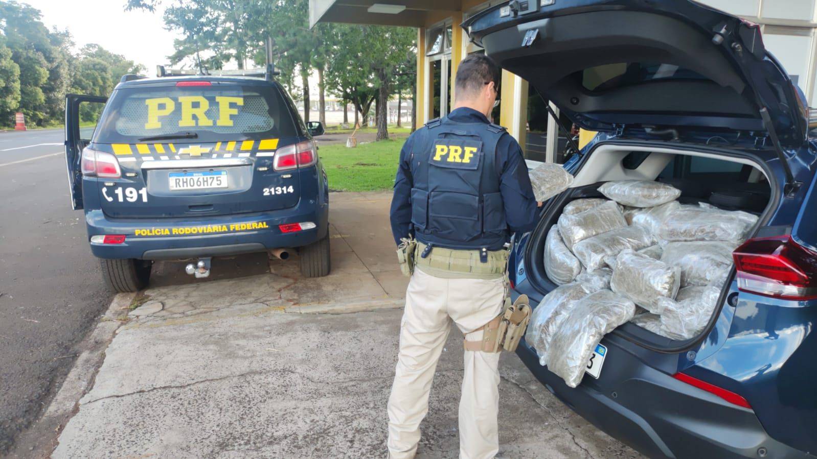 PRF apreende 100 kg de maconha "capulho" em veículo na BR-277  em Laranjeiras do Sul