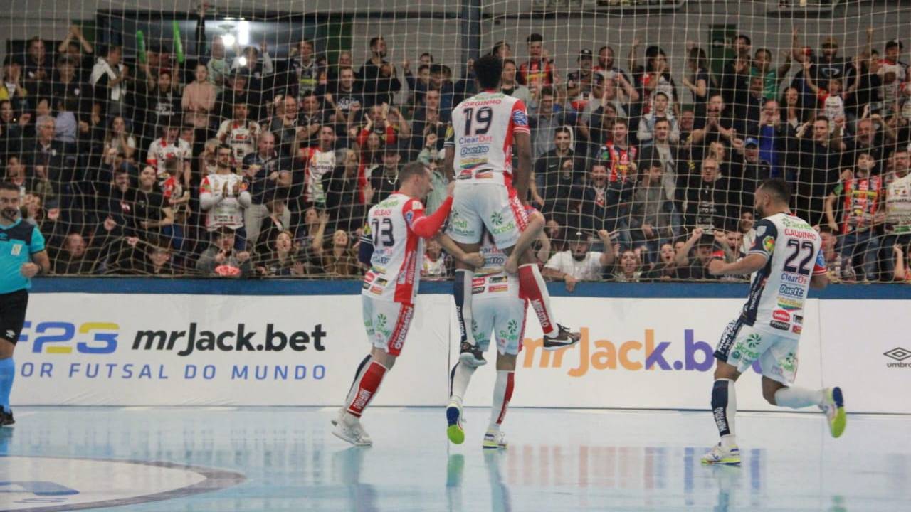 Em clima de festa, Cascavel vence Praia Clube após conquistar a Libertadores