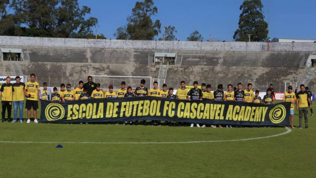 Atletas da escolinha de Nova Prata do Iguaçu visitam Estádio Olímpico em dia de jogo