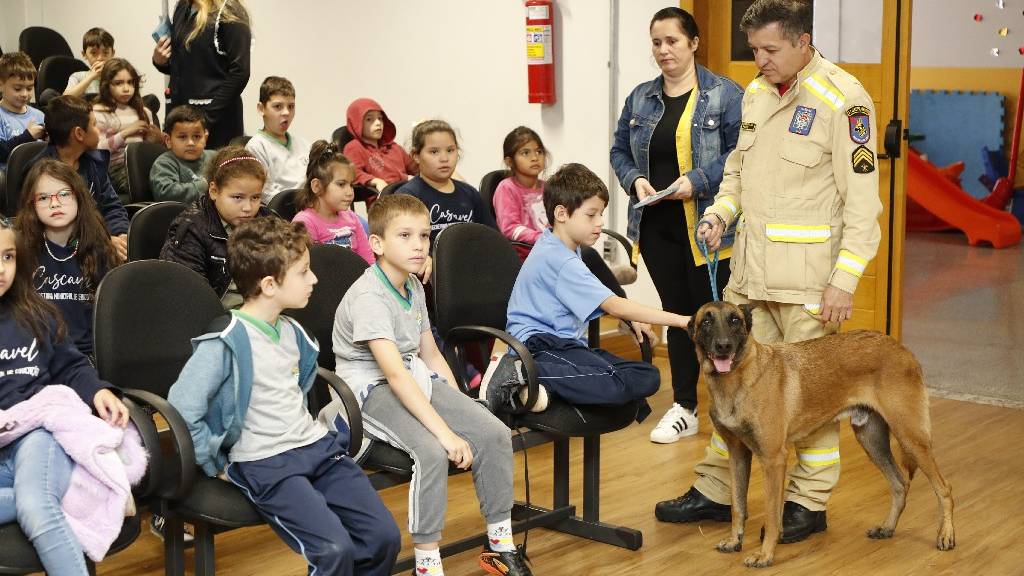 Cão de resgate dos bombeiros "participa" de aula na Escola Ademir Corrêa